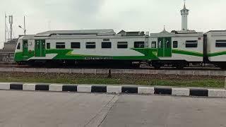 waow  kereta komuter Indro masuk stasiun Gedangan