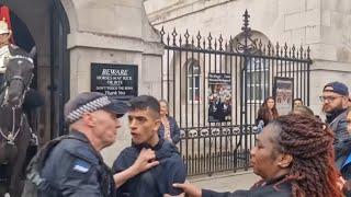 Rude mouthy chav calls the Kings guard a sausage tries to fight me  gets handcuffed #thekingsguard