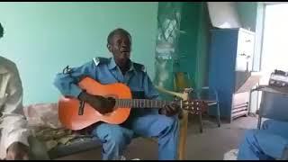 عسكري سوداني يبدع في الجيتار