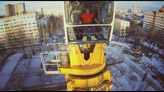 Работа на башенном  кране зимой. Winter work on a tower crane.