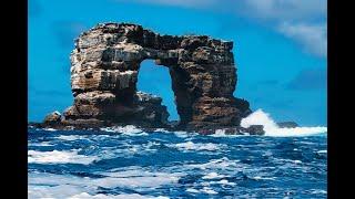 Galapagos rock formation Darwin’s Arch collapses