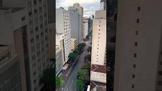 Vista por traz da janela do alto de apartamento em Curitiba