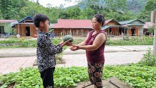 The delicious watermelon sold out is the joy of the male orphan boy when going to the market