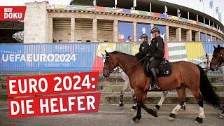 Polizisten Sanitäter und Volunteers bei der EM  Euro 2024 in Berlin  Reportage