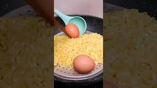 Steaming instant noodles and eggs in a pot #cooking #delicious #food #shorts #short