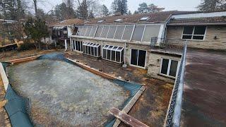 Exploring the Abandoned Painters Mansion - He hand painted his walls