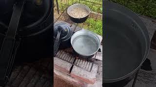 já cozinhando no fogão a lenha na roça.