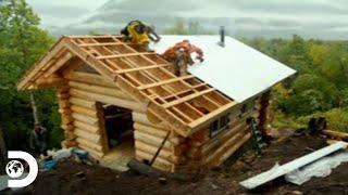 Aventureros intentan instalar techo en remota cabaña de esquí  Operación Alaska  Discovery