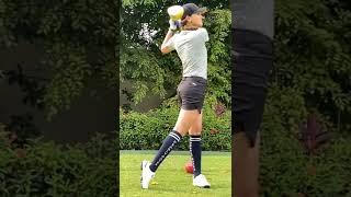 aksi Luna Maya main golf