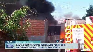 Depósito em chamas galpão com materiais recicláveis pega fogo em Ribeirão Preto