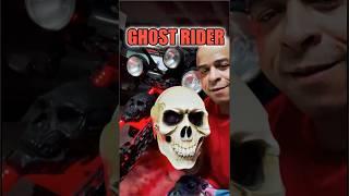 Motoqueiro Fantasma cabeça de Caveira nas mãos e... Ghost Rider Head