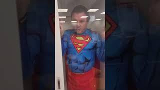 סופרמן נכנס לארון אחרי שהציל את העולם