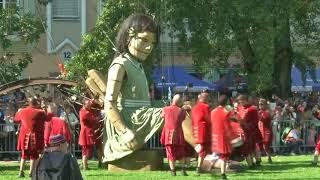 Giant puppets walk on Geneva streets