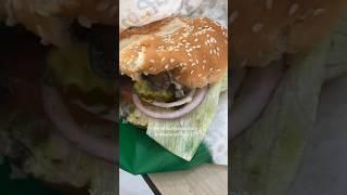 Cucaracha en una hamburguesa   Cosas asquerosas encontradas en Carls Jr  Parte 1#carlsjr #comida