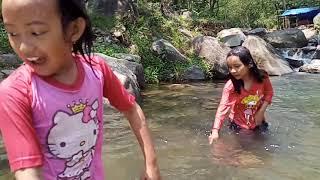 film Sunda  berenang di sungai bawah jembatan kuning-biru