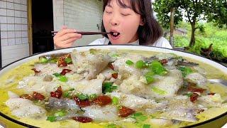 Qiu Mei cooks a pot of pickled cabbage fish with her own pickled bamboo shoots. The sour  fragrant