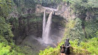 Suasana panorama air terjun coban sriti pronojiwo lumajang eksotik seperti di belahan dunia mimpi