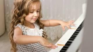 Девочка играет на рояле. Автор Сергей Доскач