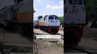 KERETA CIKURAY MELINTAS DI PERLINTASAN PROYEK STASIUN PADALARANG