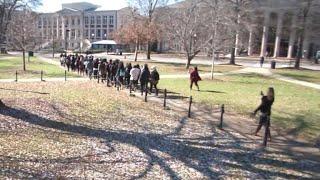 Mahasiswa UA meninggalkan universitas setelah video yang melontarkan hinaan rasial menjadi viral