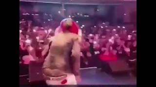 6IX9INE совершил неудачный прыжок со сцены