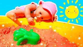 Кукла Беби Анабель лепит куличики из цветного песка Весёлые игры в куклы и дочки матери с Baby Born