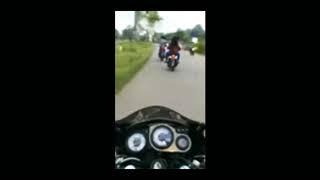 CEWEK CANTIK NAIK MOTOR KELIHATAN PANTAT MONTOK NYA