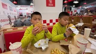 Trying out Five Guys in Glasgow Eating at Five Guys inside Xsite Braehead