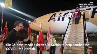 The President of Serbia kisses the flag of China as a sign of gratitude for the medical aid sent.