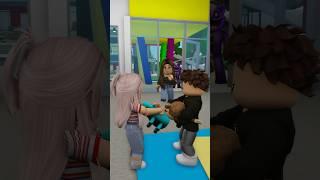 SHE DUMPED HER BESTFRIEND BUT THEN THIS HAPPENED… #shorts #roblox