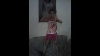 Menina de 7 anos dançando Beijinho no Ombro