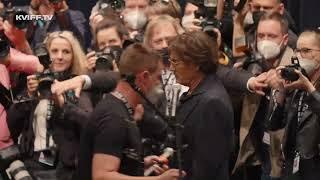 Johnny Depp stole microfone on 55th KVIFF  Johnny Depp ukradl mikrofon na 55. KVIFF