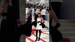 เปิดโมเมนต์การมาถึงของ Jennie แห่งวง BLACKPINK กับการเข้าร่วมงาน #Metgala2023 #jennie #blackpink