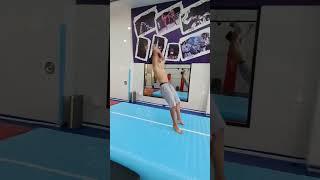 پنج تا وارو5back flip #parkour #پارکور #ژیمناستیک #gymnasticshorts #باشگاه #gym #shorts