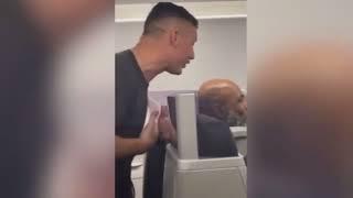 Mike Tyson prügelt Passagier blutig #maiktyson#flugzeug#boxer