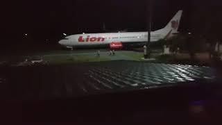 PESAWAT LION AIR TABRAK TIANG BANDARA SAYAP KIRI PATAH. HARI INI VIDEO AMATIR