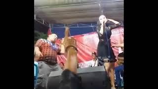 Joget Lucu Bikin Penyanyi Tertawa Ngakak