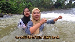 Cantik cantik Nyali nya Besar juga Gadis Desa ini Berenang di Sungai yang Deras..