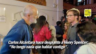 Carlos Alcántara hace desplante a Henry Spencer.