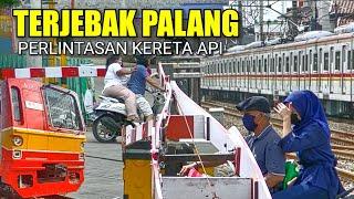 KRL & Insiden Kecil di Perlintasan Kereta Api Bukit Duri