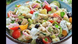 Insalata di pollo alla greca colorata ghiotta ed irresistibile