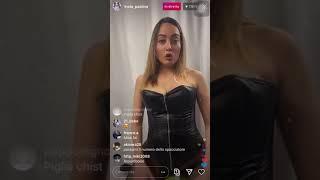 Insta_paolina esce il culo in diretta mentre spiega le pose per fare sesso