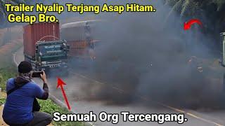 Truck Trailer Menyalip Terjang asap Hitam Tebal Di Bukit Kodok.Semua Orang Melihat Dan Menyaksih Kan