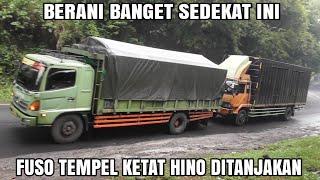 Truk Fuso Tempel Ketat Truk Hino Saat Nanjak Truk Wingbox Truk Muatan Berat Ditanjakan