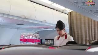 Pramugari Batik Air Bagi Bagi Makanan di dalam Pesawat