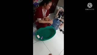 kakek gendong cucu pertama dan nenek  uti  mandiin cucu pertamanya