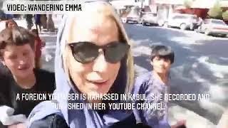 آزار واذیت یک زن یوتوبر خارجی در کابل تو سط کودکان