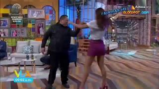 Tania Rincon bailando en minifalda corta