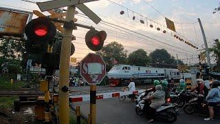 BANYAK MOMEN UNIK Perlintasan Kereta Api Kramat Jakarta Pusat