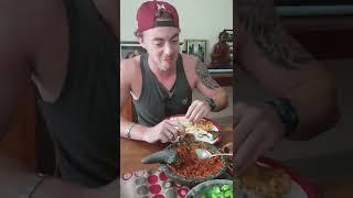 bule America makan lauk sambal sama telordadar makan pakai tangan sobat